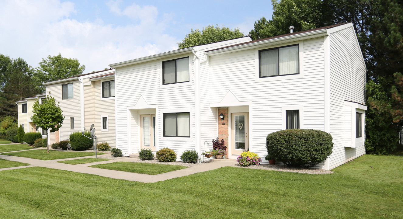 Willow Pond Apartments & Townhouses in Penfield, NY - Building Photo