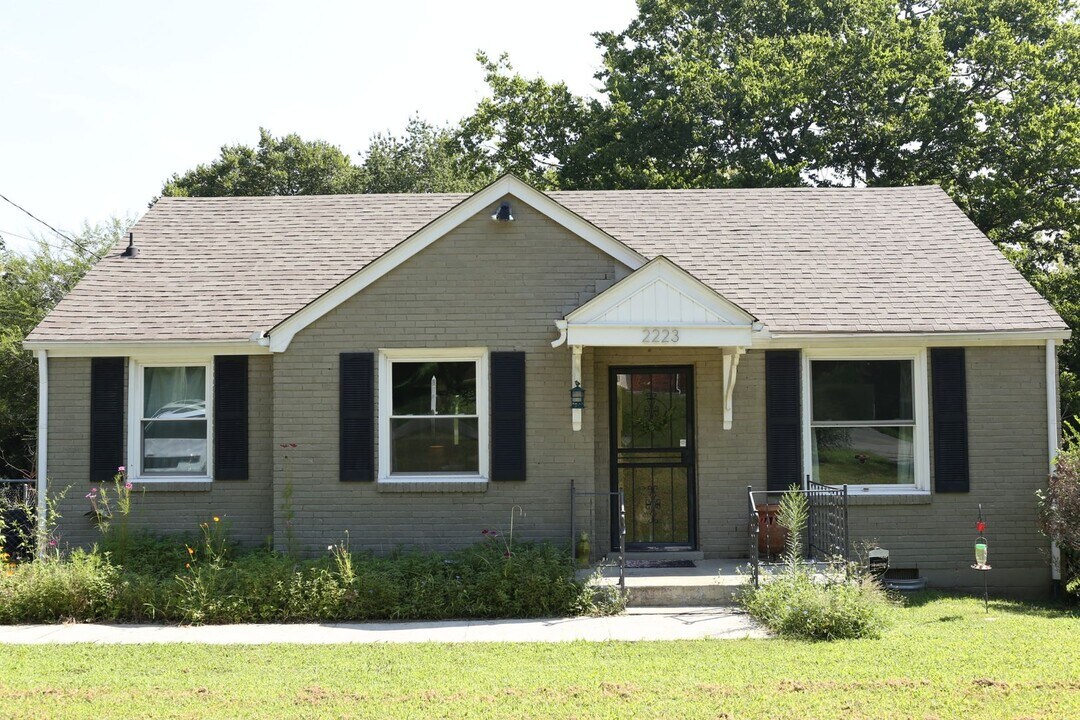 2223 Fernwood Dr in Nashville, TN - Building Photo
