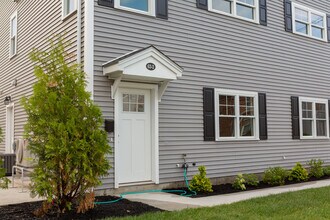 63 Bacon St, Unit 2 in Waltham, MA - Foto de edificio - Building Photo