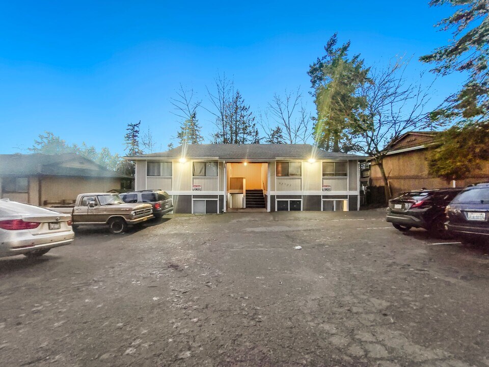 24423 27th Ave S in Des Moines, WA - Building Photo