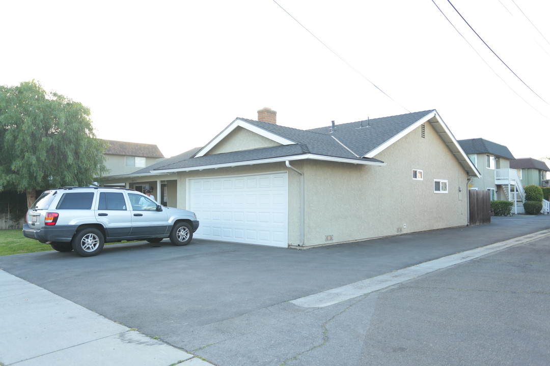 2041 Tustin Ave in Costa Mesa, CA - Foto de edificio