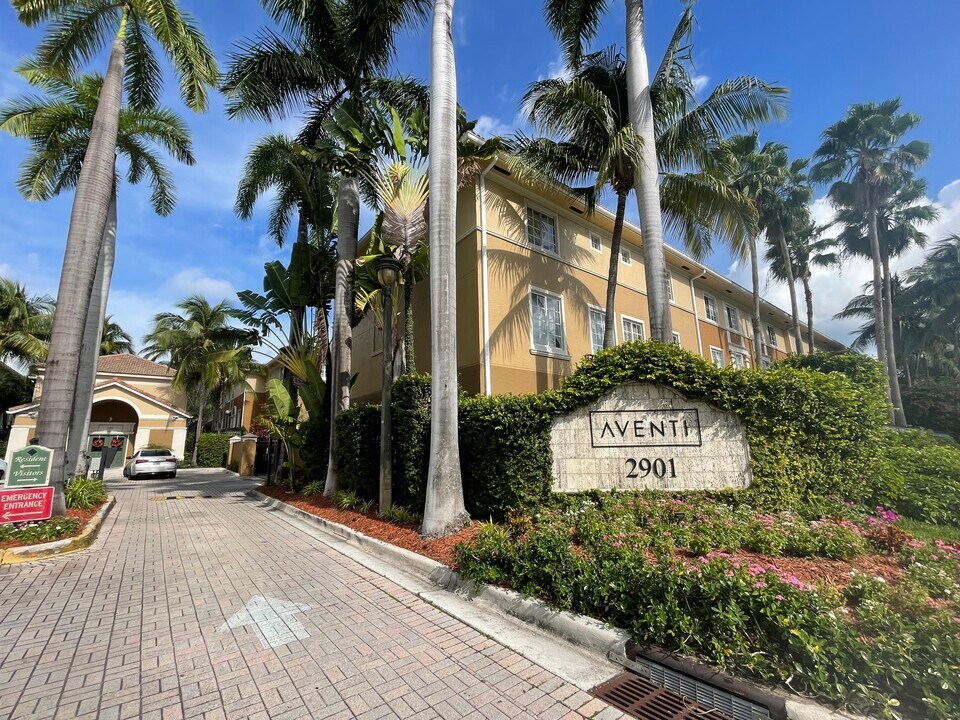 2965 NE 185th St in Aventura, FL - Foto de edificio