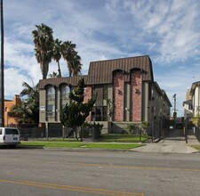 1611 N Hobart Blvd in Los Angeles, CA - Foto de edificio - Building Photo
