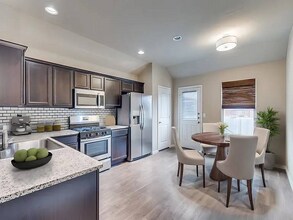 3306 Tilmon Ln. in Austin, TX - Foto de edificio - Building Photo