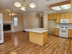 2015 London Ave in Manteca, CA - Foto de edificio - Building Photo