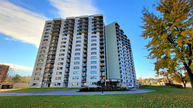 Riviera Gate in Ottawa, ON - Building Photo - Building Photo