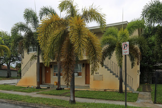 800 Douglass Ave in West Palm Beach, FL - Foto de edificio - Building Photo