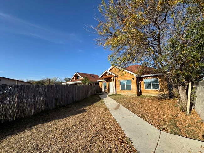 4122 Dalia St, Unit 3 in Eagle Pass, TX - Building Photo - Building Photo