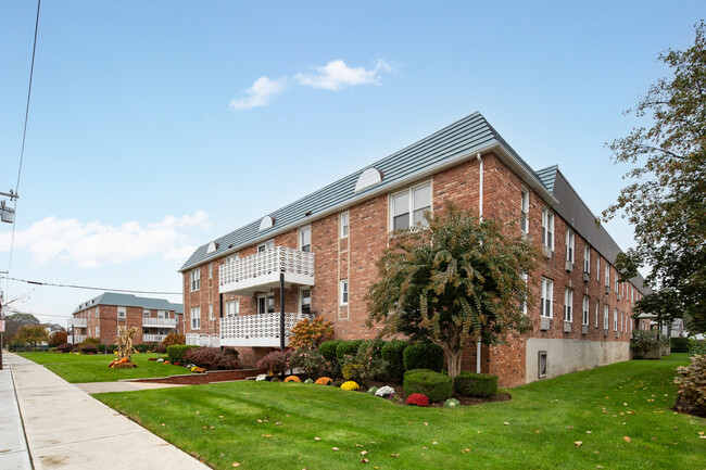 75 Noble St in Lynbrook, NY - Foto de edificio - Building Photo