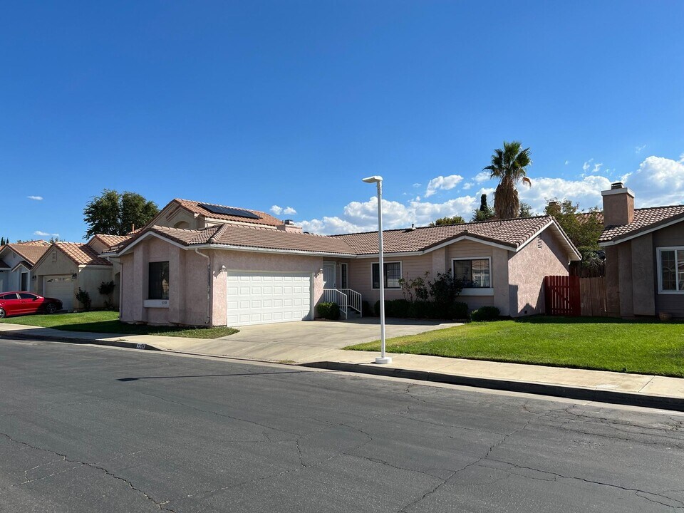 2258 Gregory Ave in Palmdale, CA - Building Photo
