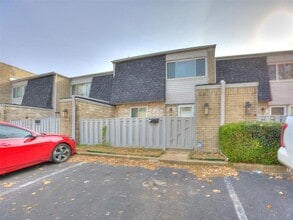 1402 Bill Carrol Dr, Unit 1/2 in Norman, OK - Building Photo - Building Photo