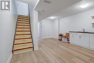 75 Hummingbird Dr in Toronto, ON - Building Photo - Building Photo