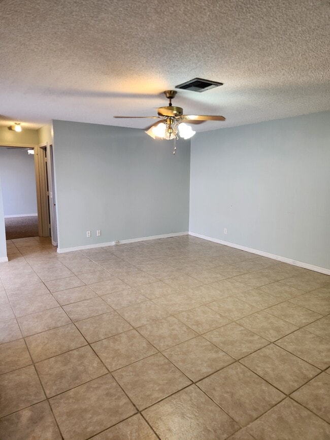 1303 Peppertree Trl, Unit Peppertree Trail in Fort Pierce, FL - Foto de edificio - Building Photo