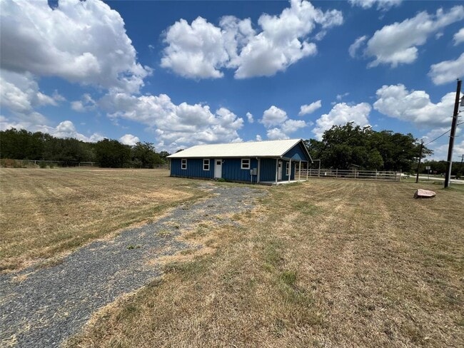 160 Columbus St in McDade, TX - Building Photo - Building Photo