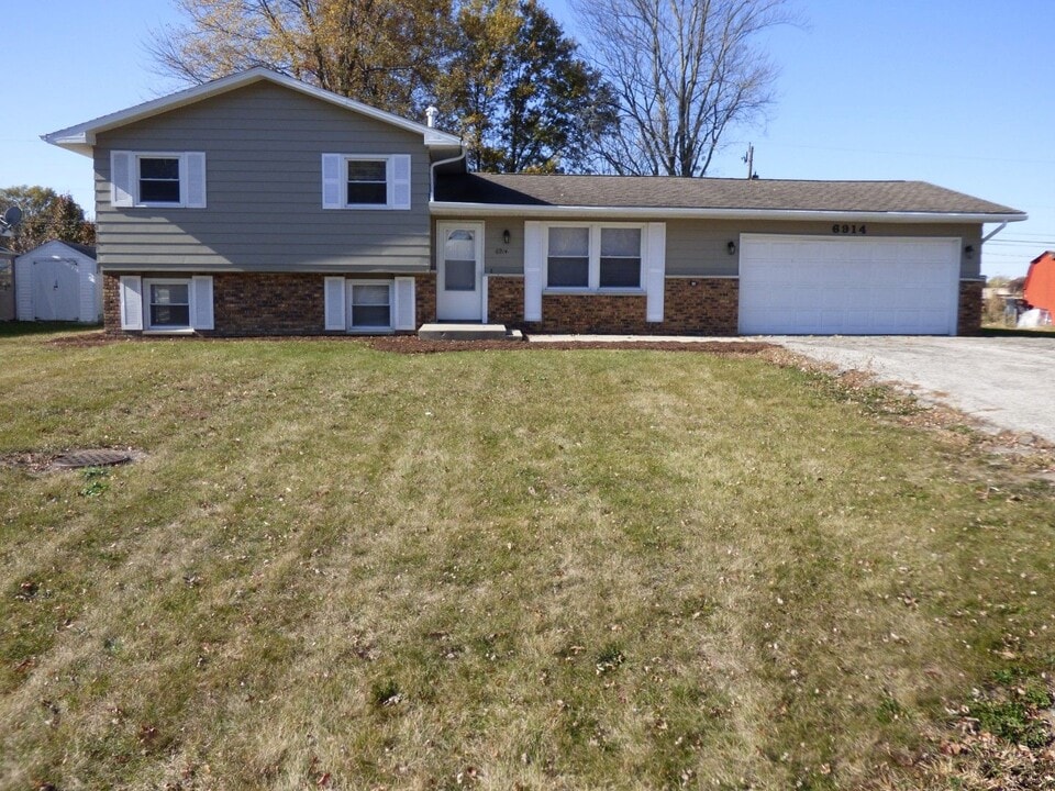 6914 Autumn View Dr in Fort Wayne, IN - Building Photo