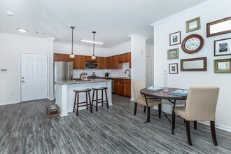 Glenview House in Stamford, CT - Foto de edificio - Building Photo