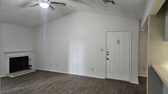 1202 Thorpe Ln in San Marcos, TX - Building Photo