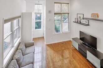 403 Kingston Ct in West New York, NJ - Building Photo - Building Photo