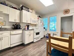 67 Holworthy St, Unit 67 Holwrothy in Cambridge, MA - Building Photo - Building Photo