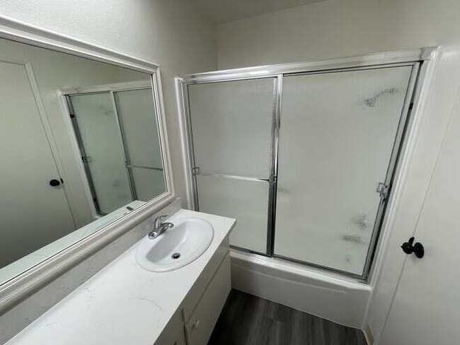 141 W Avenida De Los Arboles in Thousand Oaks, CA - Building Photo - Building Photo