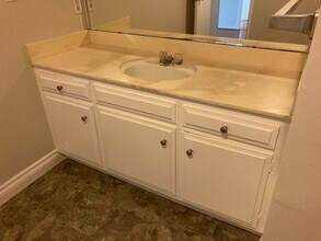 6001 Canterbury Dr in Culver City, CA - Building Photo - Building Photo