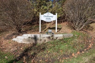 8 Driftway Rd in Danbury, CT - Building Photo