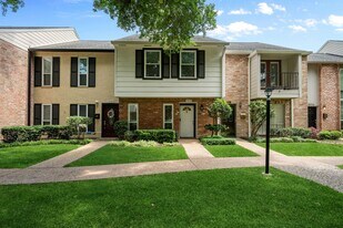 10180 Longmont Dr in Houston, TX - Building Photo