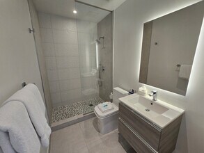 190 SW 8th St in Miami, FL - Building Photo - Building Photo