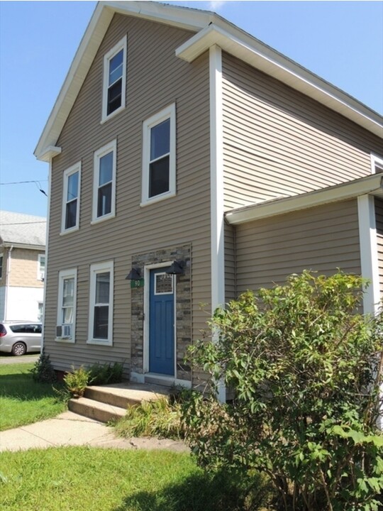 90 Quaboag St in Warren, MA - Building Photo