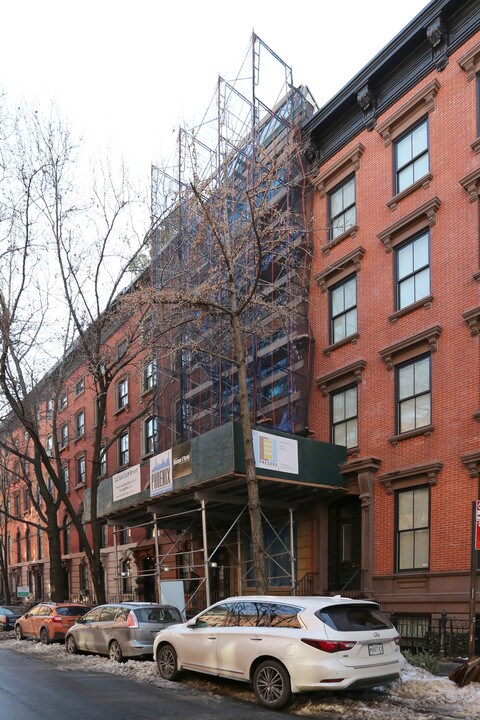 112 E 10th St in New York, NY - Building Photo