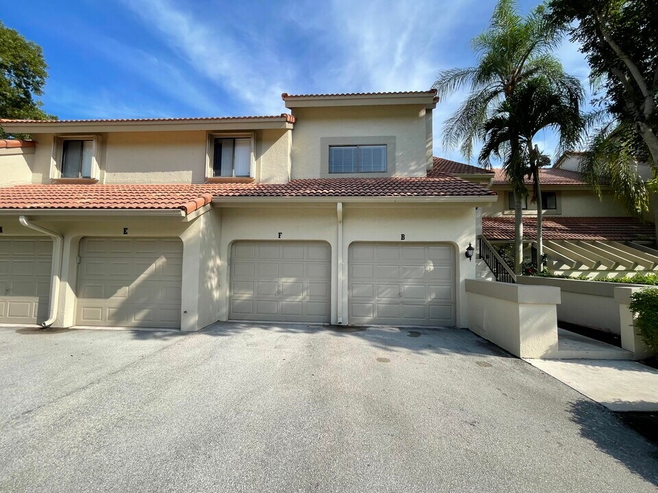 5520 Coach House Cir-Unit -F in Boca Raton, FL - Building Photo