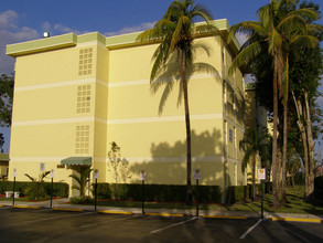 Cambridge House in Hialeah, FL - Building Photo - Building Photo