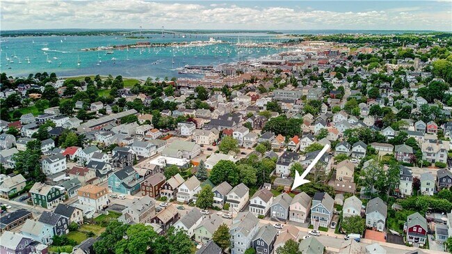 18 Carey St in Newport, RI - Foto de edificio - Building Photo