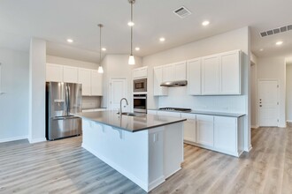 7201 Jument Dr in Briarcliff, TX - Foto de edificio - Building Photo
