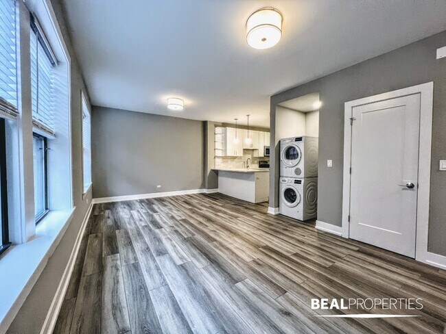 3935 N Janssen, Unit 2 in Chicago, IL - Building Photo - Building Photo