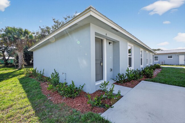 209 Orange Ave in Fort Pierce, FL - Building Photo - Building Photo