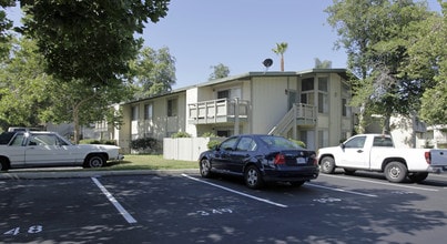 Country Woods Apartments in Colton, CA - Foto de edificio - Building Photo