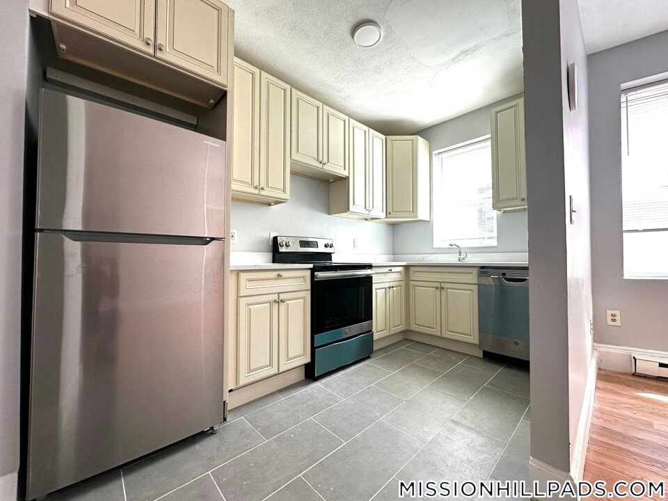 151 Homestead St in Boston, MA - Building Photo