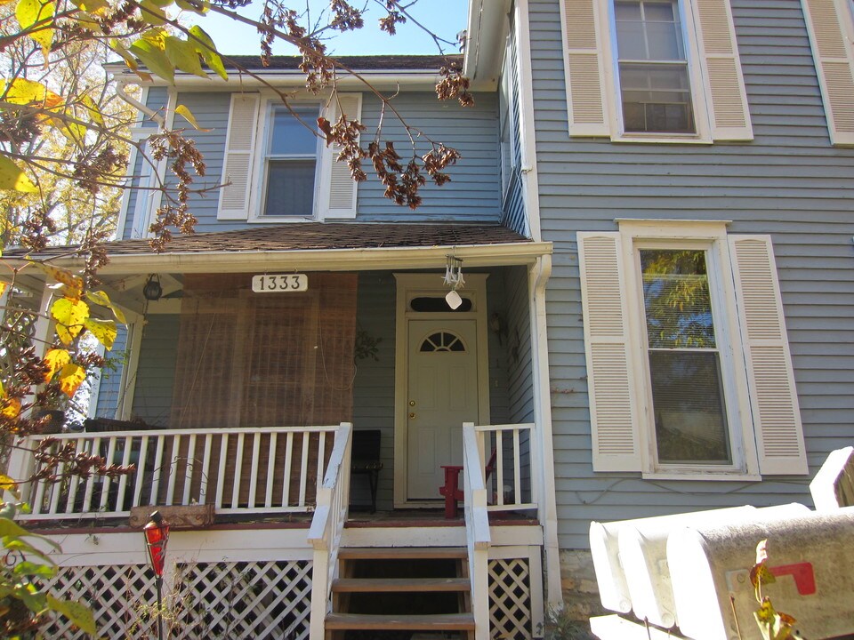 1333 Connecticut St, Unit 2 in Lawrence, KS - Building Photo