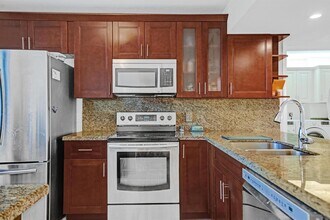 1526 Whitehall Dr, Unit 406 in Davie, FL - Building Photo - Building Photo