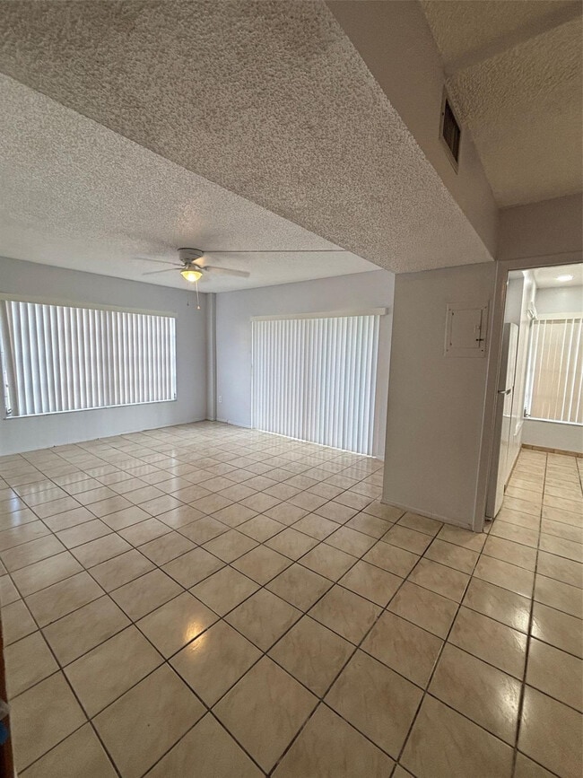 4152 Inverrary Dr in Lauderhill, FL - Foto de edificio - Building Photo