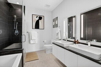 Museum House in Seattle, WA - Foto de edificio - Building Photo