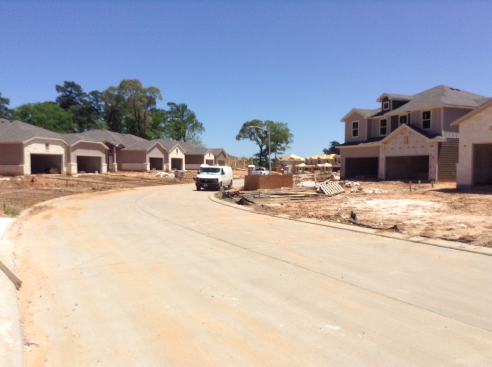 106 Wickersham in Conroe, TX - Building Photo