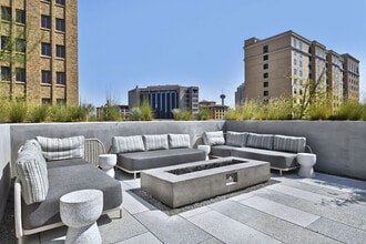 300 Main in San Antonio, TX - Foto de edificio - Building Photo