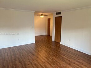 7160 Fairway Dr in Hialeah, FL - Building Photo - Building Photo