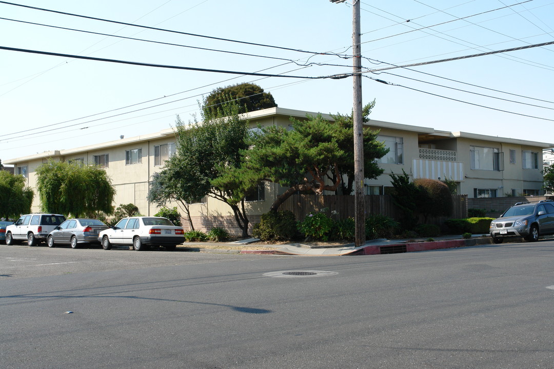 120 Peninsula Ave in San Mateo, CA - Building Photo