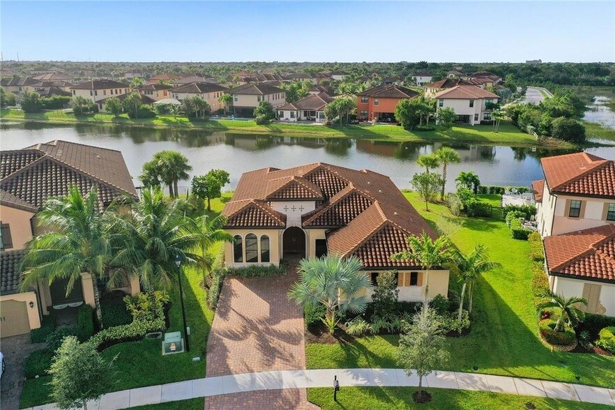 8210 NW 115th Way in Parkland, FL - Building Photo