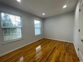 22 Dunwood Rd in Port Washington, NY - Building Photo - Building Photo