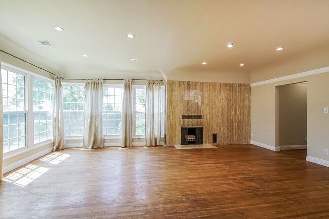 property at 2301 N Commonwealth Ave
