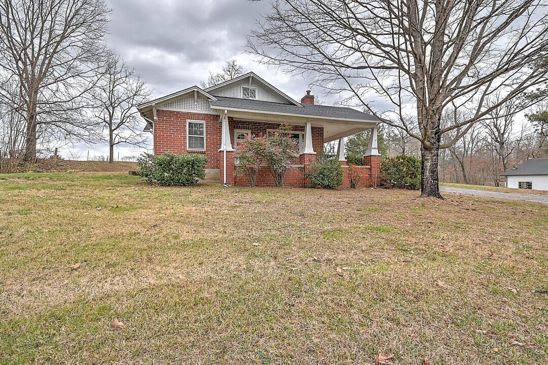 6456 Blue Springs Pkwy in Mosheim, TN - Building Photo